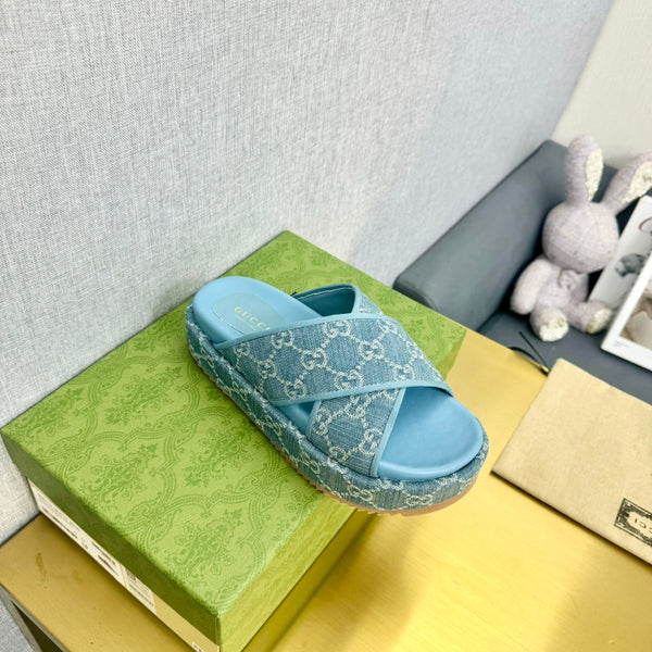 SANDALO GG SLIDE IN TELA CIELO CON CINTURINI INCROCIATI