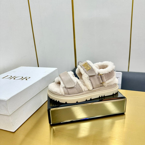 Sandalo Dioract in pelle scamosciata grigio chiaro e fodera in pile di lana 111044