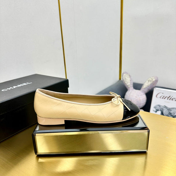 cc ballet flats in beige lambskin and black patent calfskin 137428