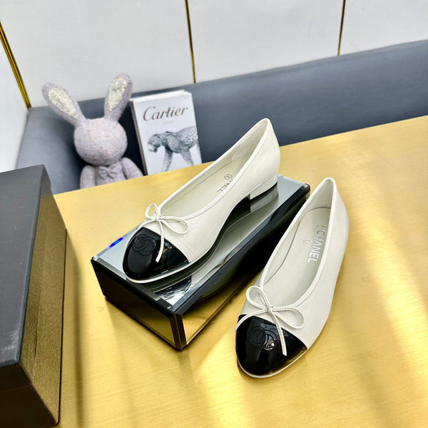 cc ballet flats in cream lambskin and black patent calfskin 137430