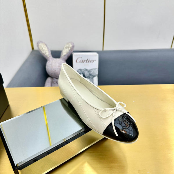 cc ballet flats in cream lambskin and black patent calfskin 137430