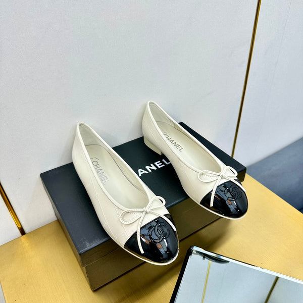cc ballet flats in cream lambskin and black patent calfskin 137430