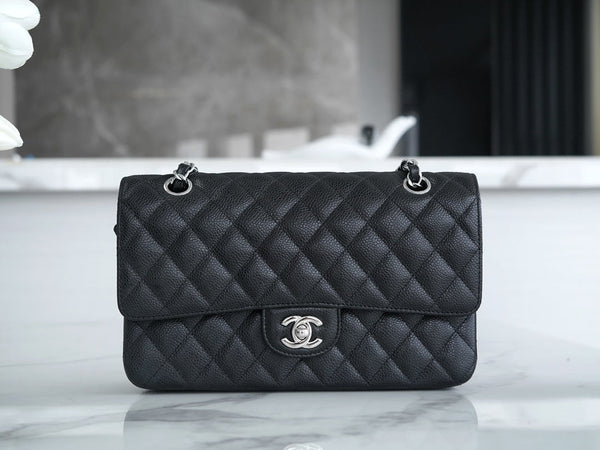 CLASSIC FLAP 25 NERO CAVIALE ARGENTO HARDWARE
