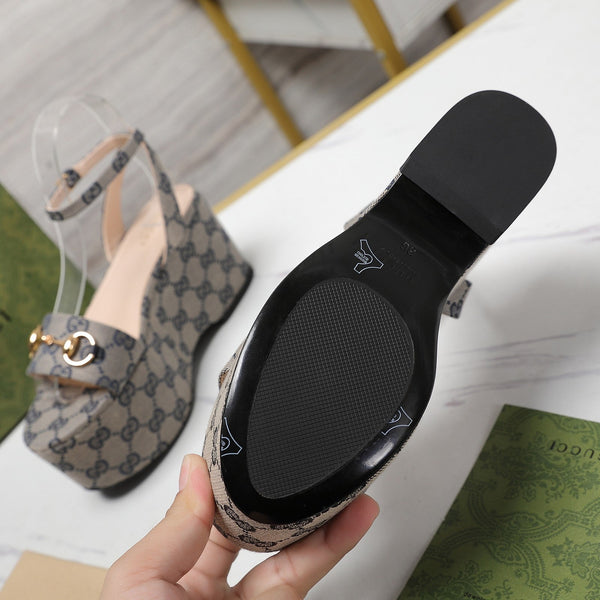 Sandali con zeppa GG Horsebit grigio chiaro