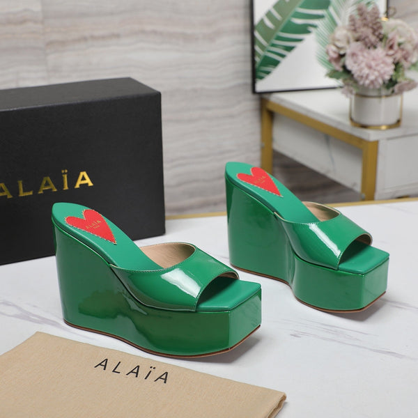 ZEPPA ALAIA CON PLATEAU IN PELLE DI AGNELLO VERDE FRESCO CON CUORE ROSSO
