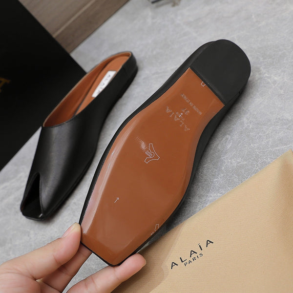 ALAIA FLAT MULE IN BLACK LAMBSKIN