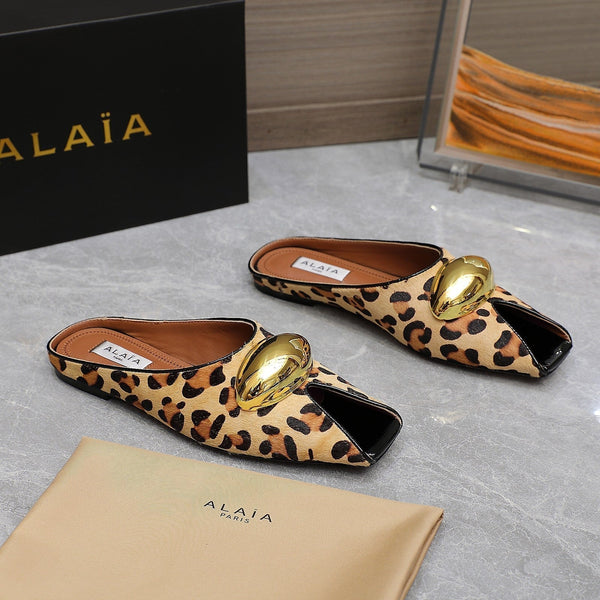 MULE PIATTA ALAIA IN PELLE DI AGNELLO LEOPARDATA CON FERRAMENTA ORO