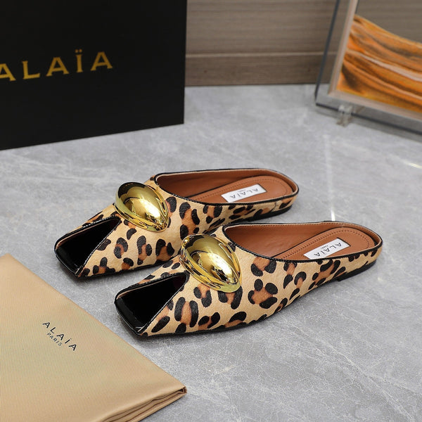 MULE PIATTA ALAIA IN PELLE DI AGNELLO LEOPARDATA CON FERRAMENTA ORO