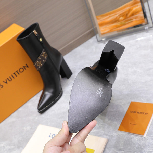 LV x Silhouette V-heel Pointed Toe Knight Boots 95mm Black Sheepskin 425683