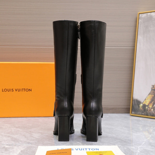 Stivali lunghi da cavaliere con tacco a V e punta smussata LV x Silhouette, 95 mm, in pelle di pecora nera 425685