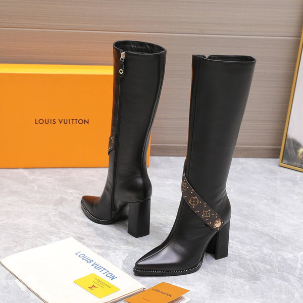 Stivali lunghi da cavaliere con tacco a V e punta smussata LV x Silhouette, 95 mm, in pelle di pecora nera 425685