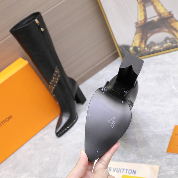 Stivali lunghi da cavaliere con tacco a V e punta smussata LV x Silhouette, 95 mm, in pelle di pecora nera 425685