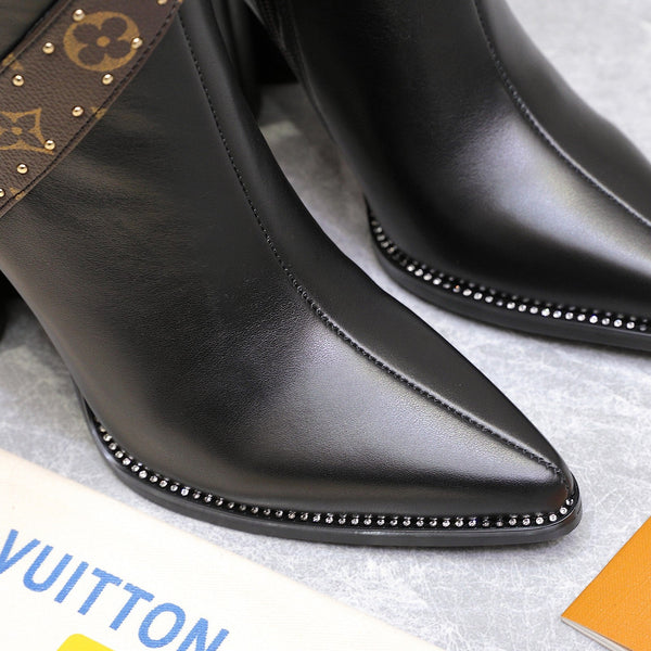 Stivali lunghi da cavaliere con tacco a V e punta smussata LV x Silhouette, 95 mm, in pelle di pecora nera 425685