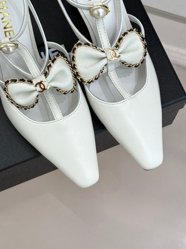 CHAIN BOW HIGH HEEL 8 CM SLINGBACKS IN WHITE SUEDE