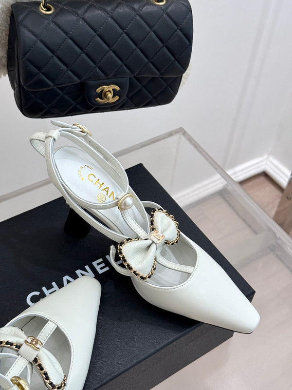 CHAIN BOW HIGH HEEL 8 CM SLINGBACKS IN WHITE SUEDE