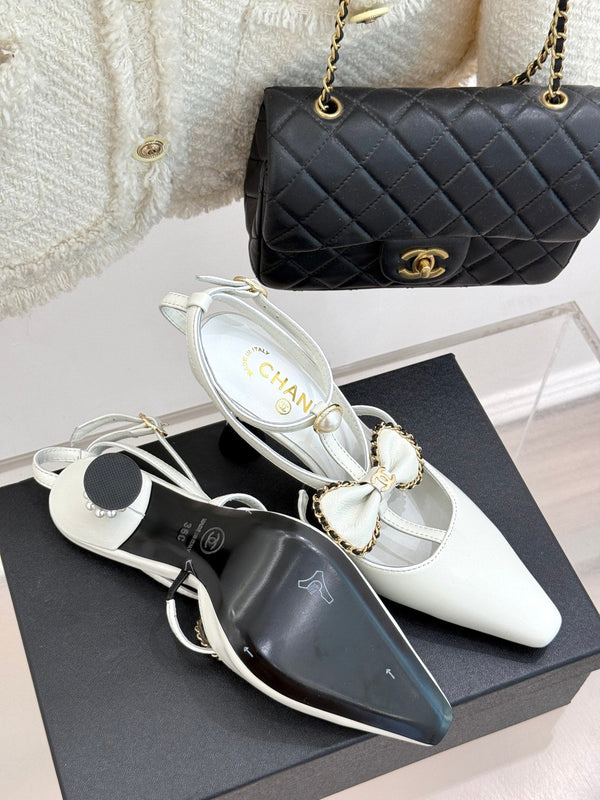 CHAIN BOW HIGH HEEL 8 CM SLINGBACKS IN WHITE SUEDE