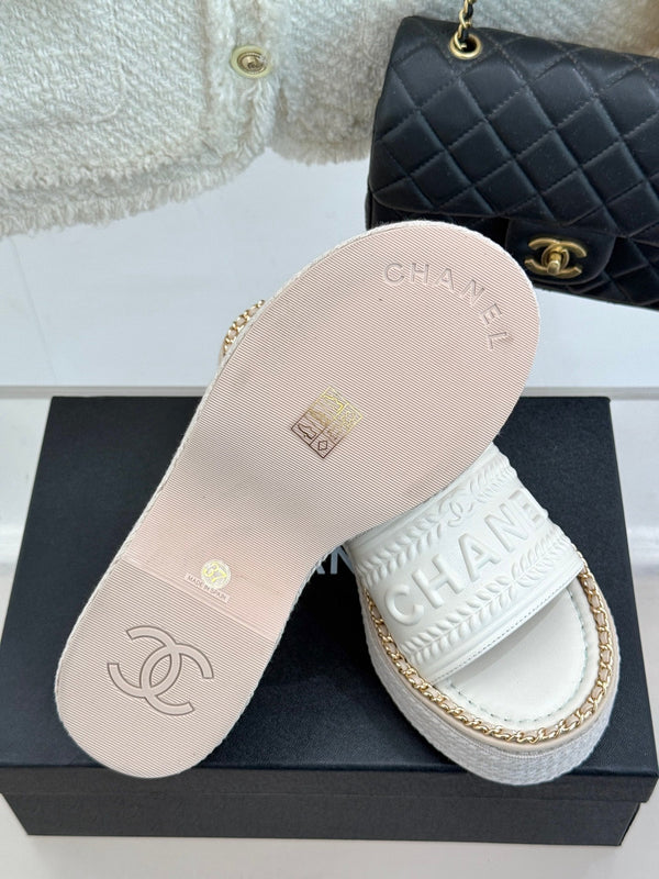 THICK SOLE WEDGE SLIPPERS IN WHITE CALFSKIN