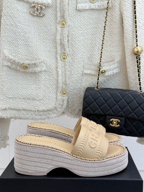 THICK SOLE WEDGE SLIPPERS IN BISQUE BEIGE CALFSKIN