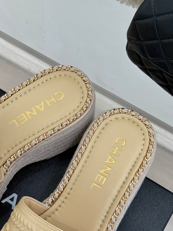 THICK SOLE WEDGE SLIPPERS IN BISQUE BEIGE CALFSKIN