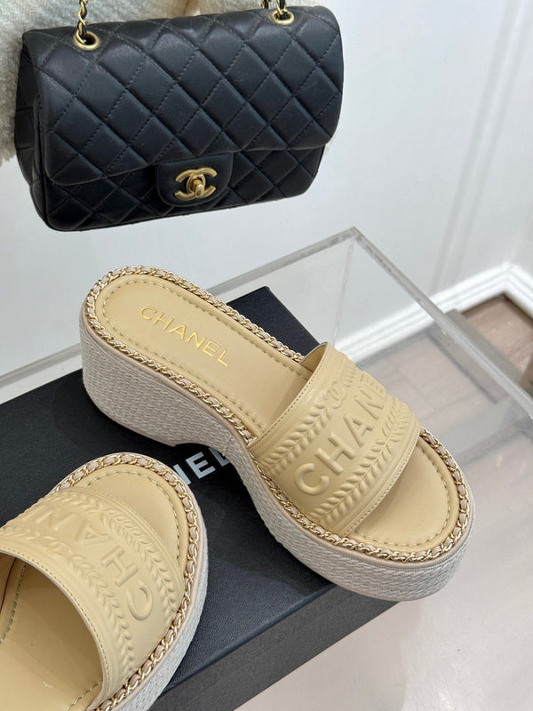 THICK SOLE WEDGE SLIPPERS IN BISQUE BEIGE CALFSKIN