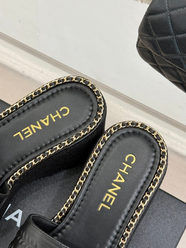 THICK SOLE WEDGE SLIPPERS IN BLACK CALFSKIN