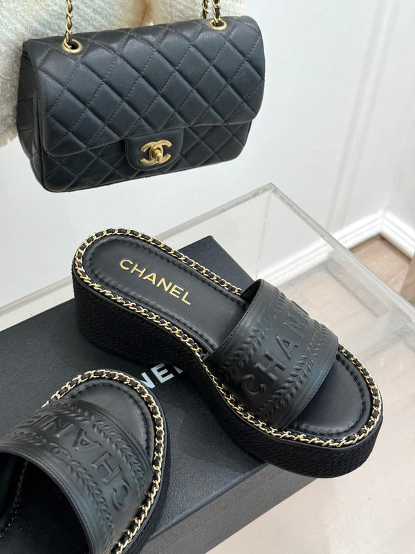 THICK SOLE WEDGE SLIPPERS IN BLACK CALFSKIN