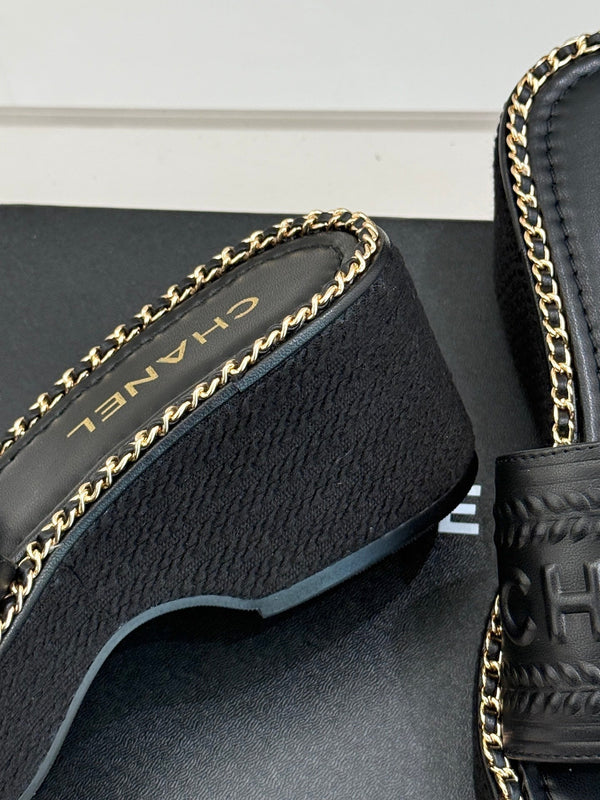 THICK SOLE WEDGE SLIPPERS IN BLACK CALFSKIN