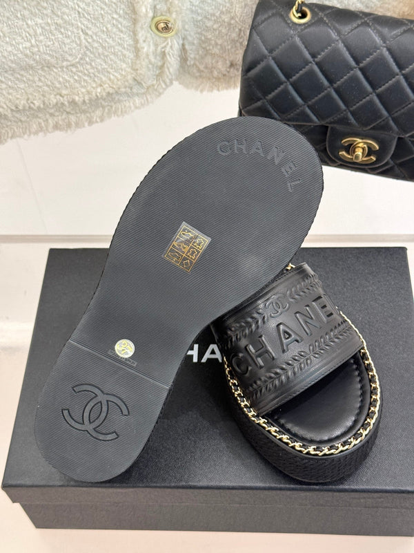 THICK SOLE WEDGE SLIPPERS IN BLACK CALFSKIN