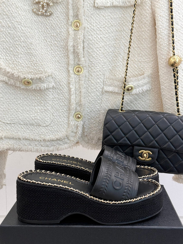 THICK SOLE WEDGE SLIPPERS IN BLACK CALFSKIN