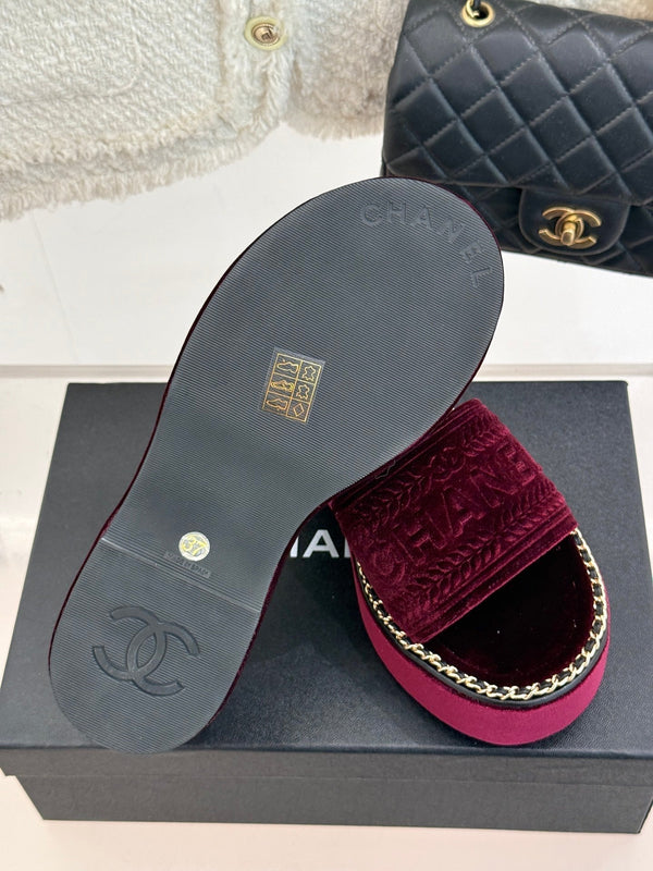 CIABATTE CON ZEPPA E SUOLA SPESSA IN VELLUTO ROSSO MARRONE