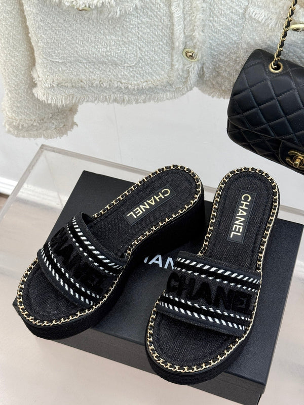 THICK SOLE WEDGE SLIPPERS IN BLACK DENIM FABRIC