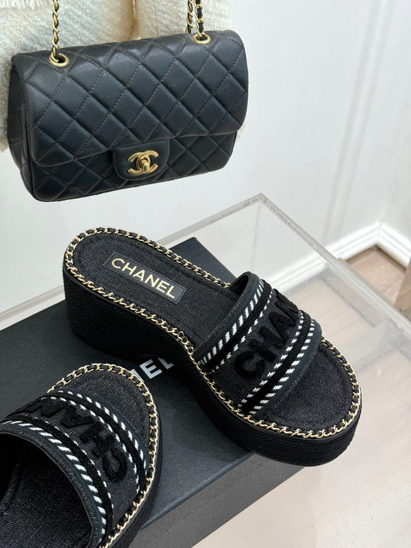 THICK SOLE WEDGE SLIPPERS IN BLACK DENIM FABRIC