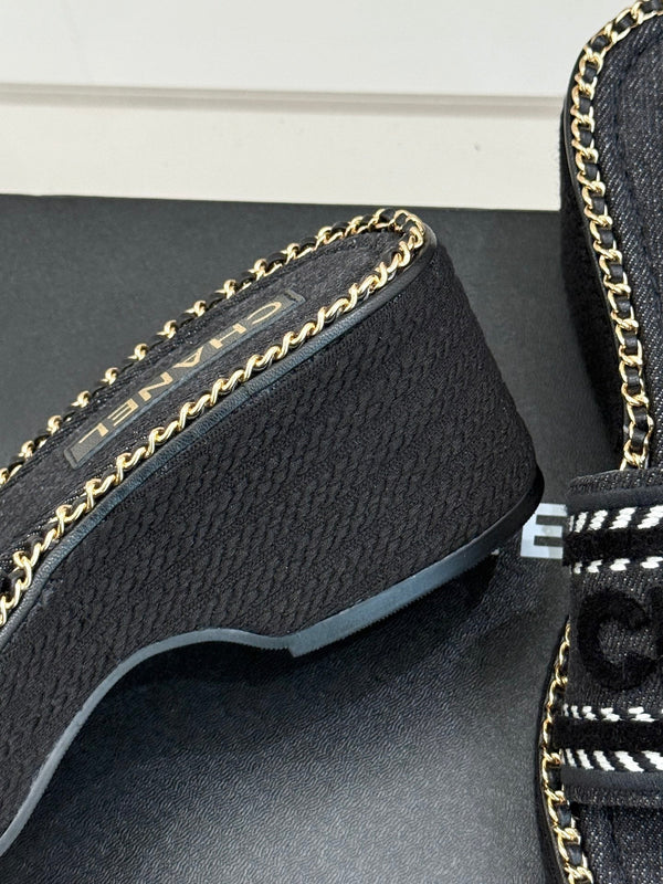 THICK SOLE WEDGE SLIPPERS IN BLACK DENIM FABRIC