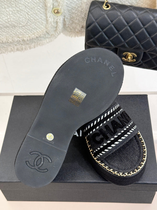 THICK SOLE WEDGE SLIPPERS IN BLACK DENIM FABRIC