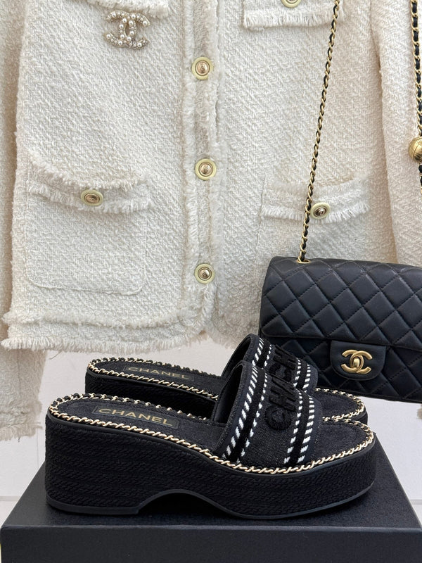 THICK SOLE WEDGE SLIPPERS IN BLACK DENIM FABRIC