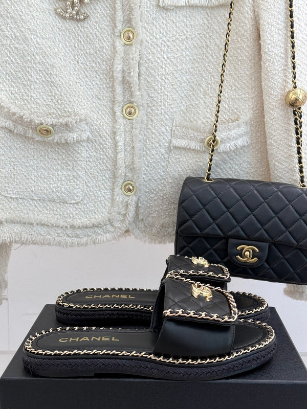 PANTOFOLA PIATTA A FORMA DI CUORE IN PELLE DI AGNELLO NERA