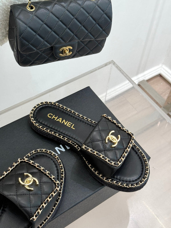 PANTOFOLA PIATTA A FORMA DI CUORE IN PELLE DI AGNELLO NERA