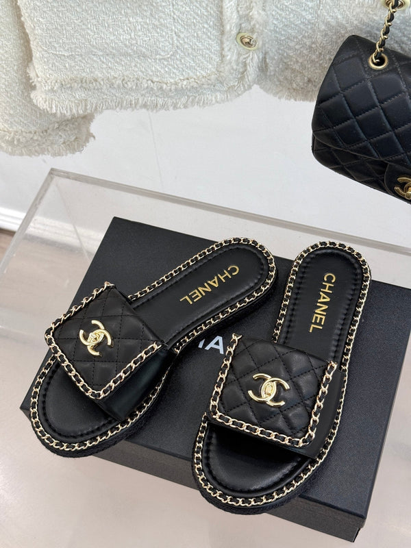 PANTOFOLA PIATTA A FORMA DI CUORE IN PELLE DI AGNELLO NERA