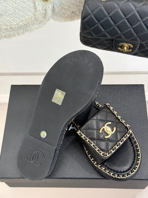 PANTOFOLA PIATTA A FORMA DI CUORE IN PELLE DI AGNELLO NERA