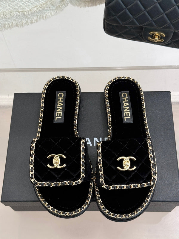 FLAT CHAIN HEART SLIPPER IN BLACK VELVET