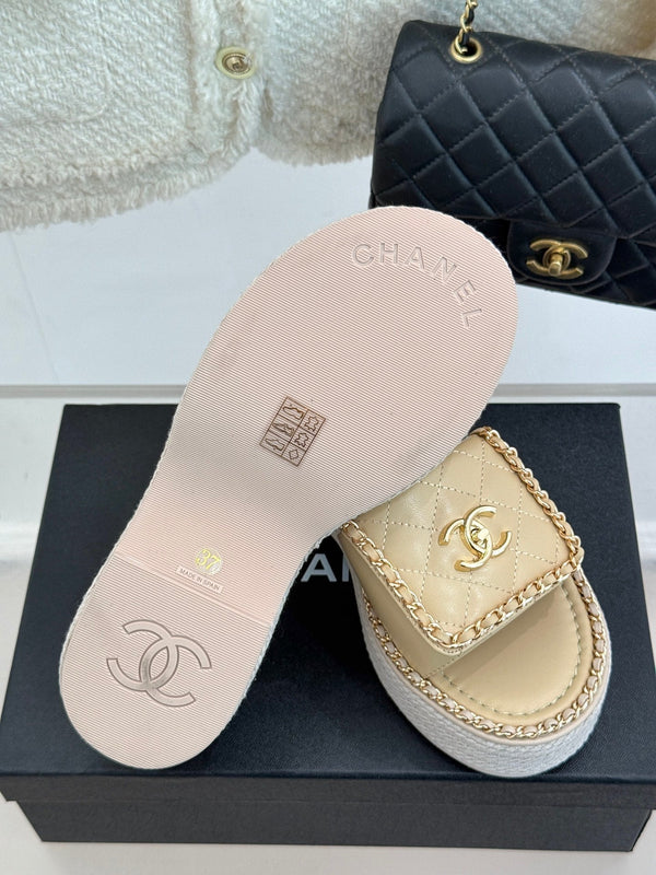 PANTOFOLA CON CUORE A CATENA E SUOLA SPESSA IN PELLE DI AGNELLO BEIGE BISQUE