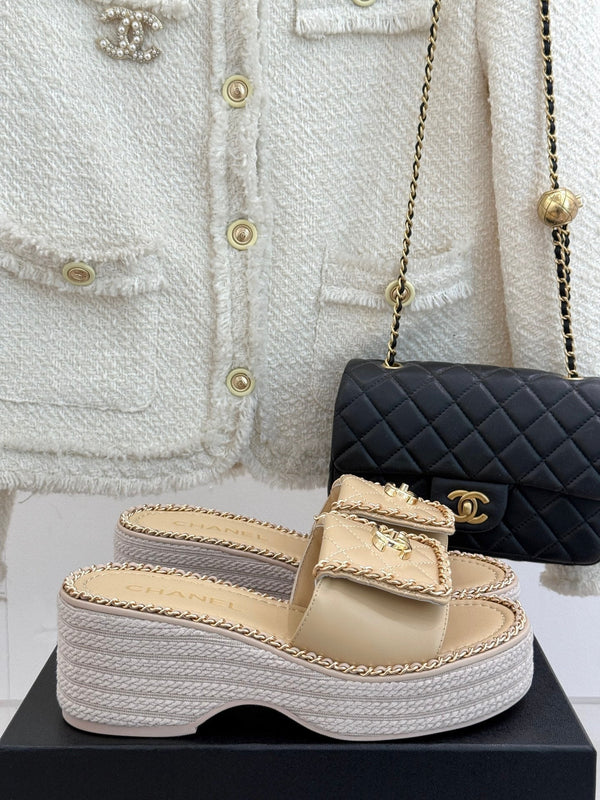 PANTOFOLA CON CUORE A CATENA E SUOLA SPESSA IN PELLE DI AGNELLO BEIGE BISQUE