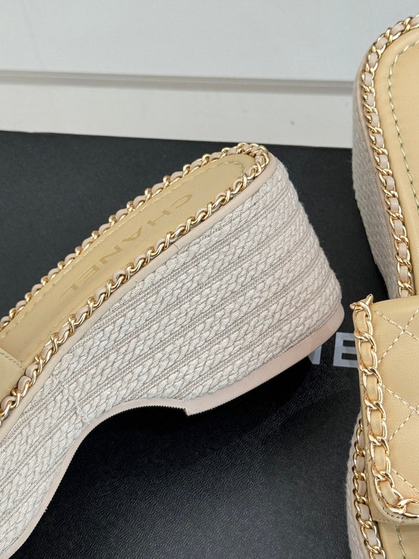 PANTOFOLA CON CUORE A CATENA E SUOLA SPESSA IN PELLE DI AGNELLO BEIGE BISQUE