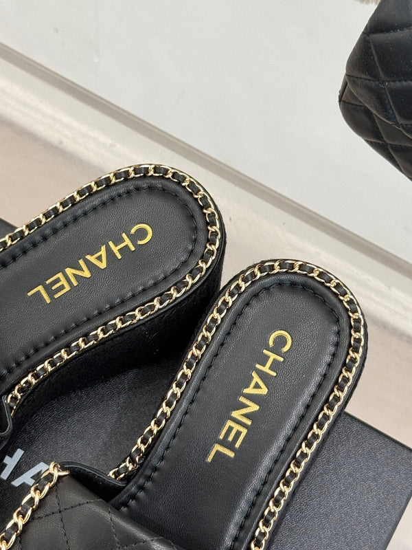 PANTOFOLA CON CUORE A CATENA E SUOLA SPESSA IN PELLE DI AGNELLO NERA