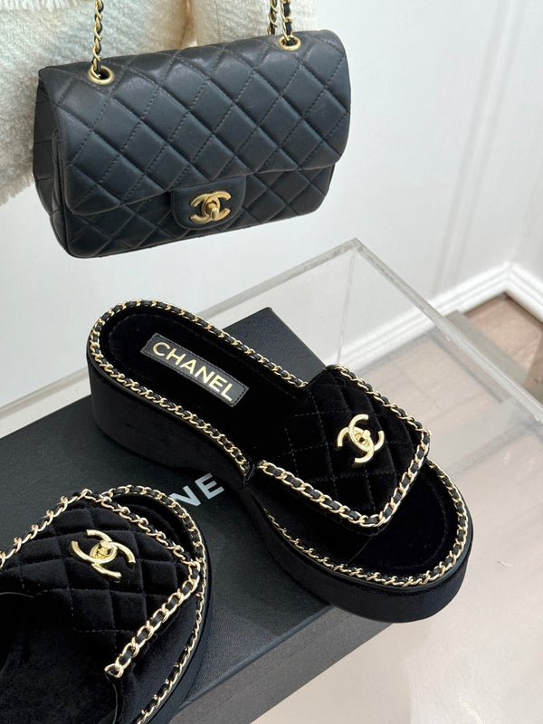 PANTOFOLA CON CUORE A CATENA E SUOLA SPESSA IN VELLUTO NERO