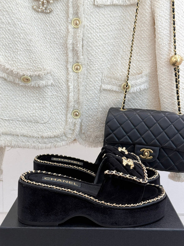 PANTOFOLA CON CUORE A CATENA E SUOLA SPESSA IN VELLUTO NERO