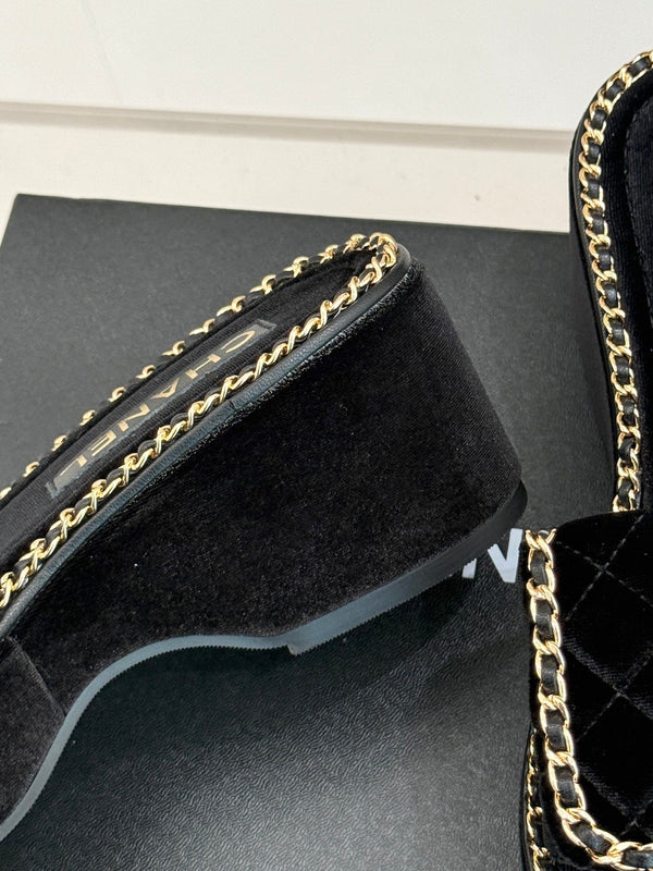 PANTOFOLA CON CUORE A CATENA E SUOLA SPESSA IN VELLUTO NERO