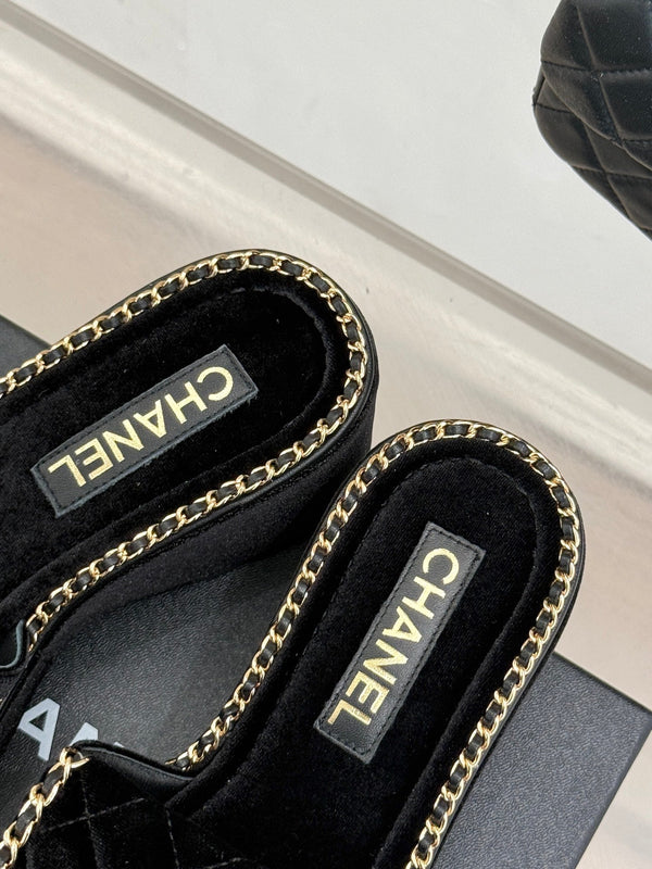 PANTOFOLA CON CUORE A CATENA E SUOLA SPESSA IN VELLUTO NERO