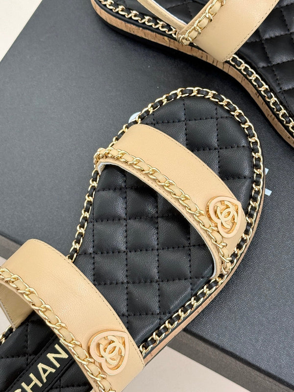 SANDALO PIATTA A CATENA CON CUORE IN PELLE DI AGNELLO BEIGE BISQUE