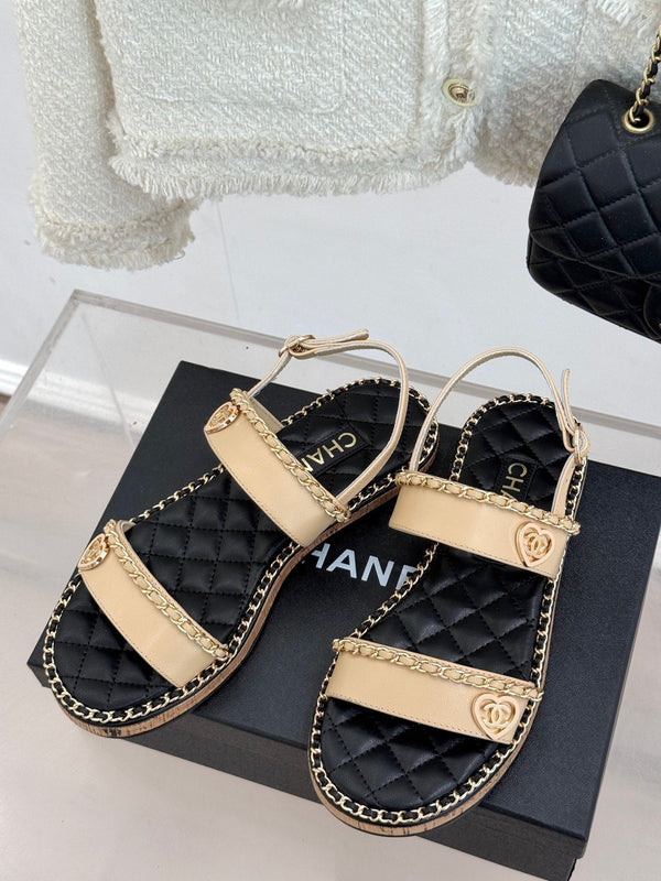 SANDALO PIATTA A CATENA CON CUORE IN PELLE DI AGNELLO BEIGE BISQUE